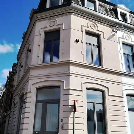 Au Pied Du Mur * هوي