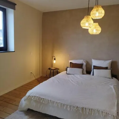 Au Pied Du Mur * هوي
